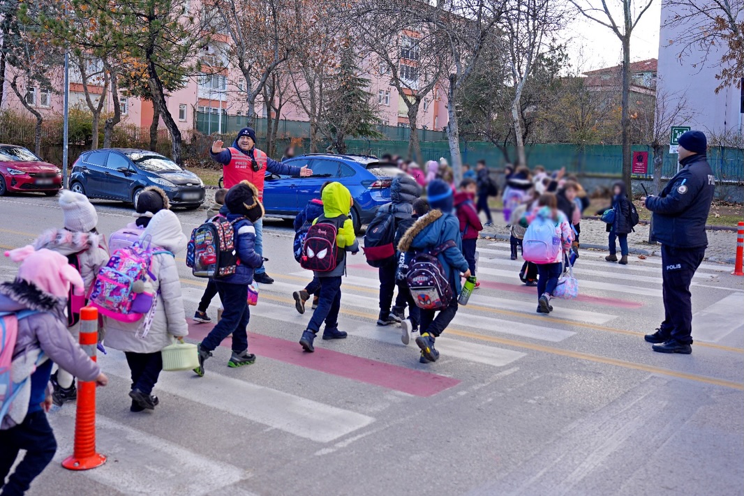 🚔 Okul Önleri̇ Ve Asayi̇ş Uygulamasi 🚔📷 İl Merkezi, Eğirdir, Atabey, Sütçüler🗓 11.12.2025 Günü (1)