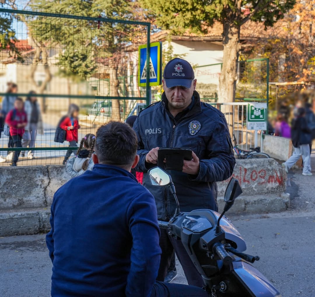 🚔 Okul Önleri̇ Ve Asayi̇ş Uygulamasi 🚔📷 İl Merkezi, Uluborlu, Yalvaç, Şarkikaraağaç🗓 10.12.202 (3)