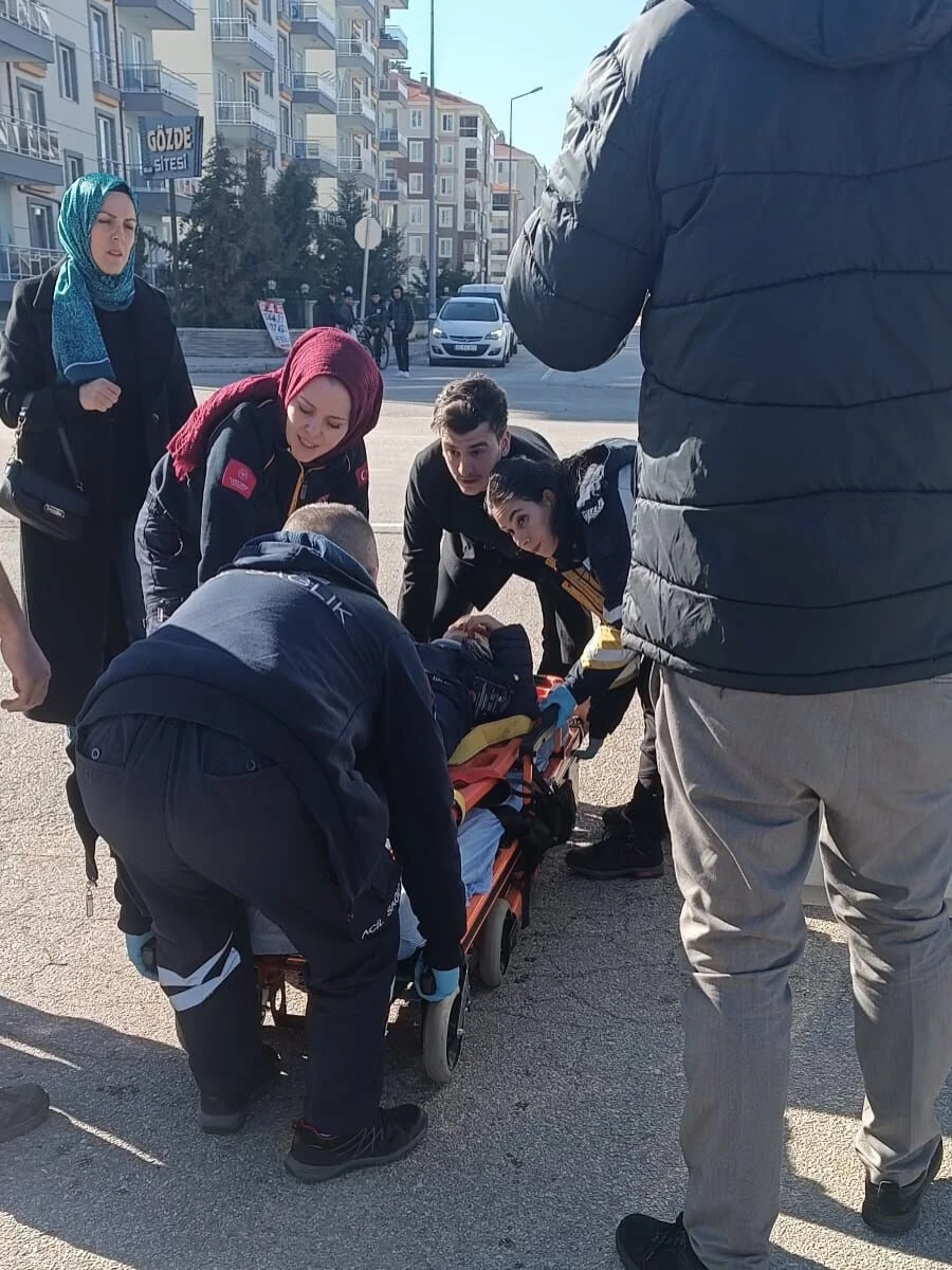 🚨 Çünür Mahallesi 274 Caddede Meydana Gelen Kazada 3 Kişi Yaralandı.#Isparta #Isparta #Haber (1)