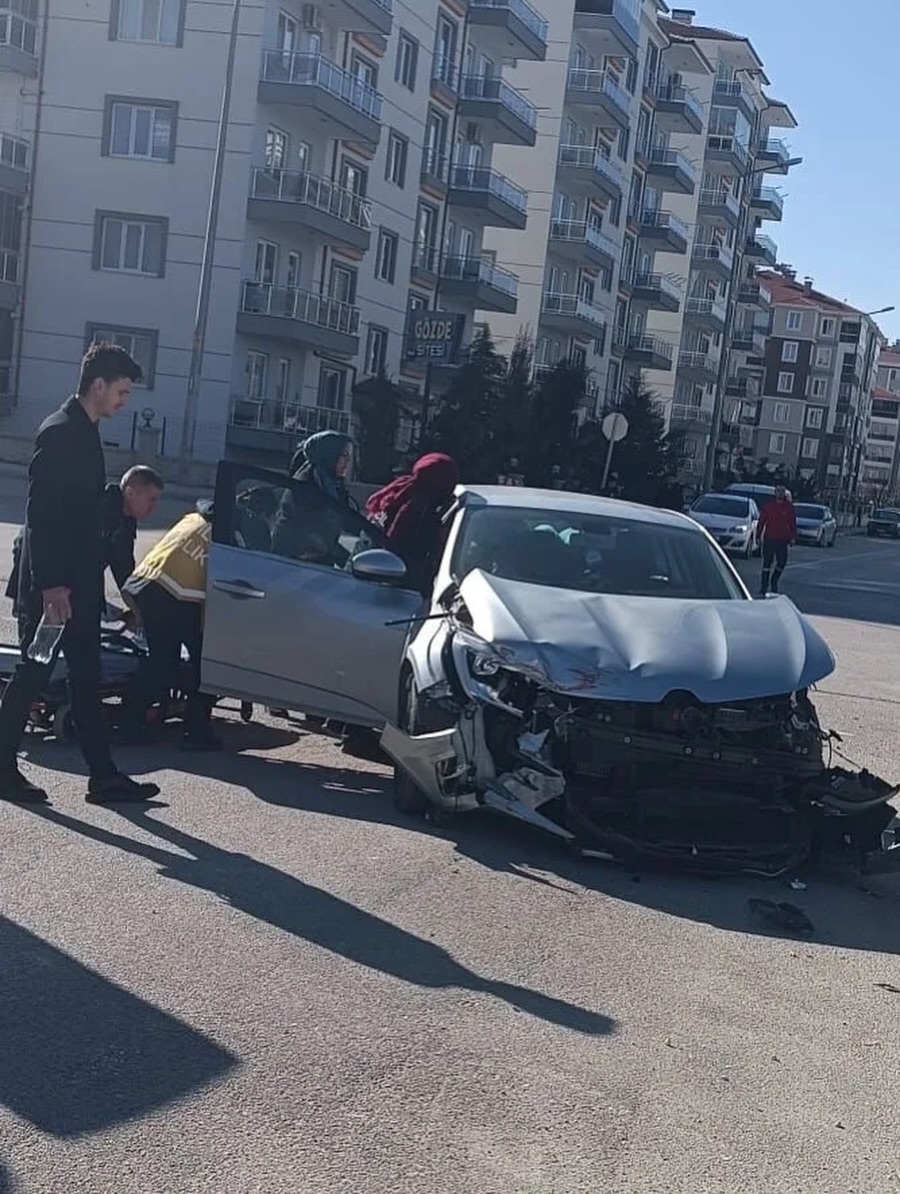 🚨 Çünür Mahallesi 274 Caddede Meydana Gelen Kazada 3 Kişi Yaralandı.#Isparta #Isparta #Haber (2)