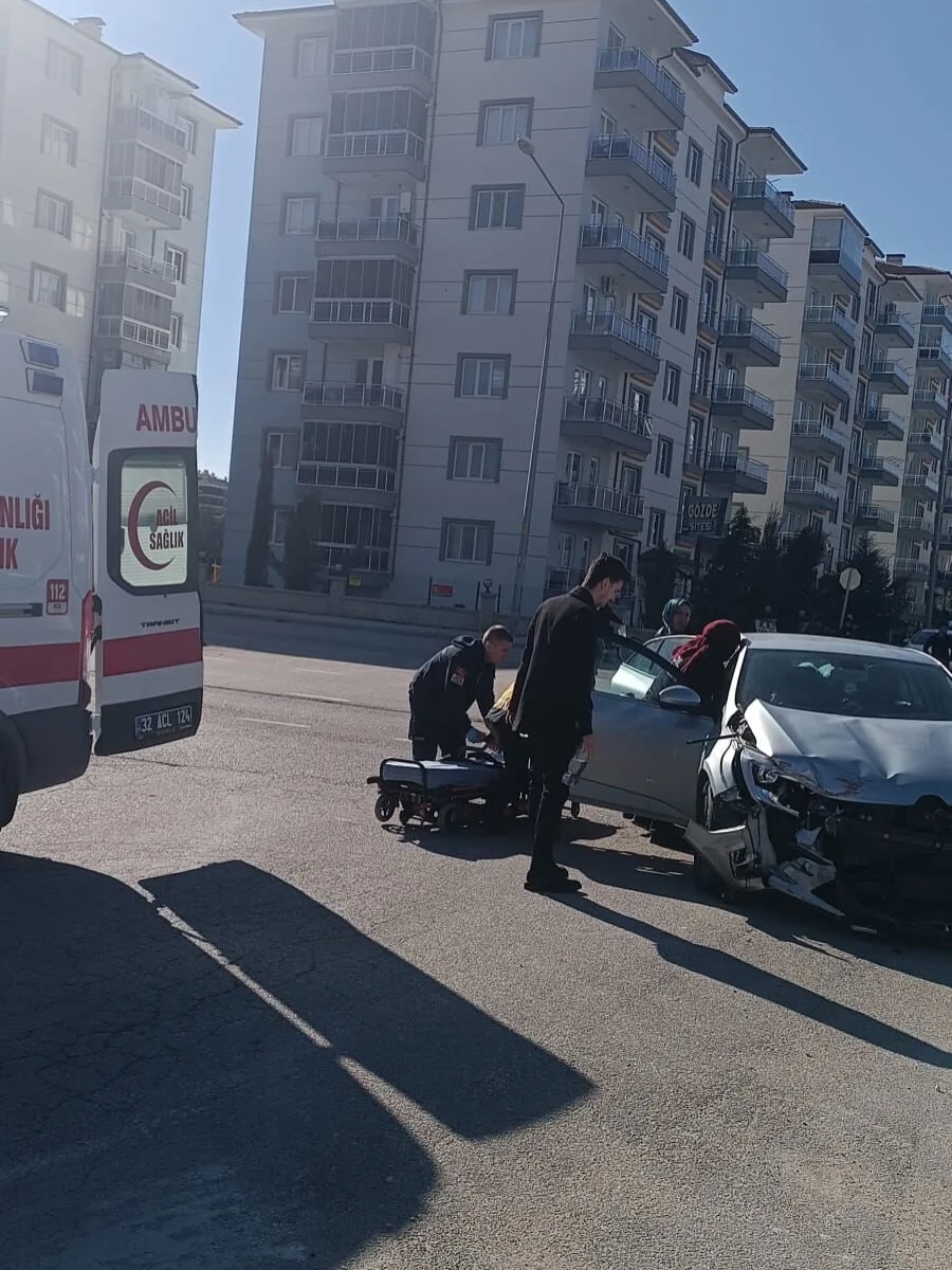 🚨 Çünür Mahallesi 274 Caddede Meydana Gelen Kazada 3 Kişi Yaralandı.#Isparta #Isparta #Haber (3)