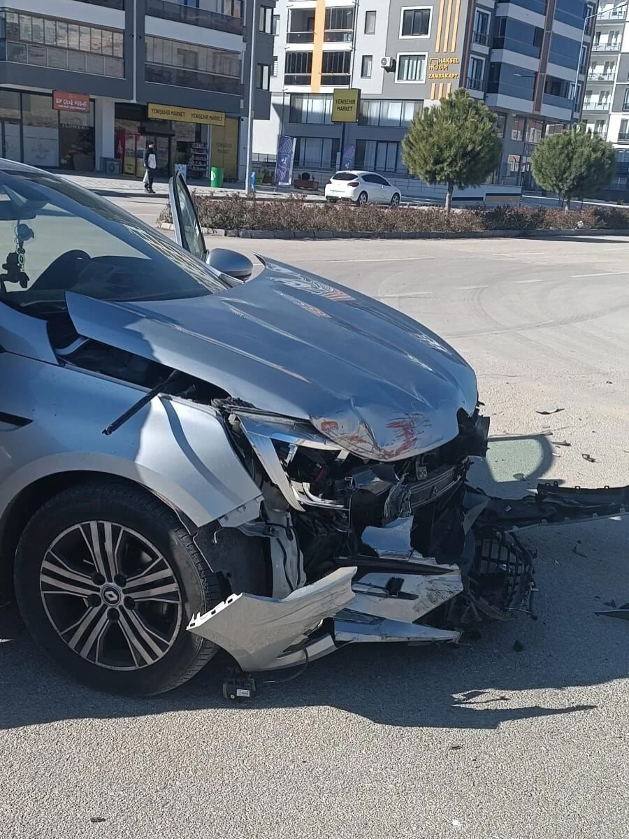 🚨 Çünür Mahallesi 274 Caddede Meydana Gelen Kazada 3 Kişi Yaralandı.#Isparta #Isparta #Haber