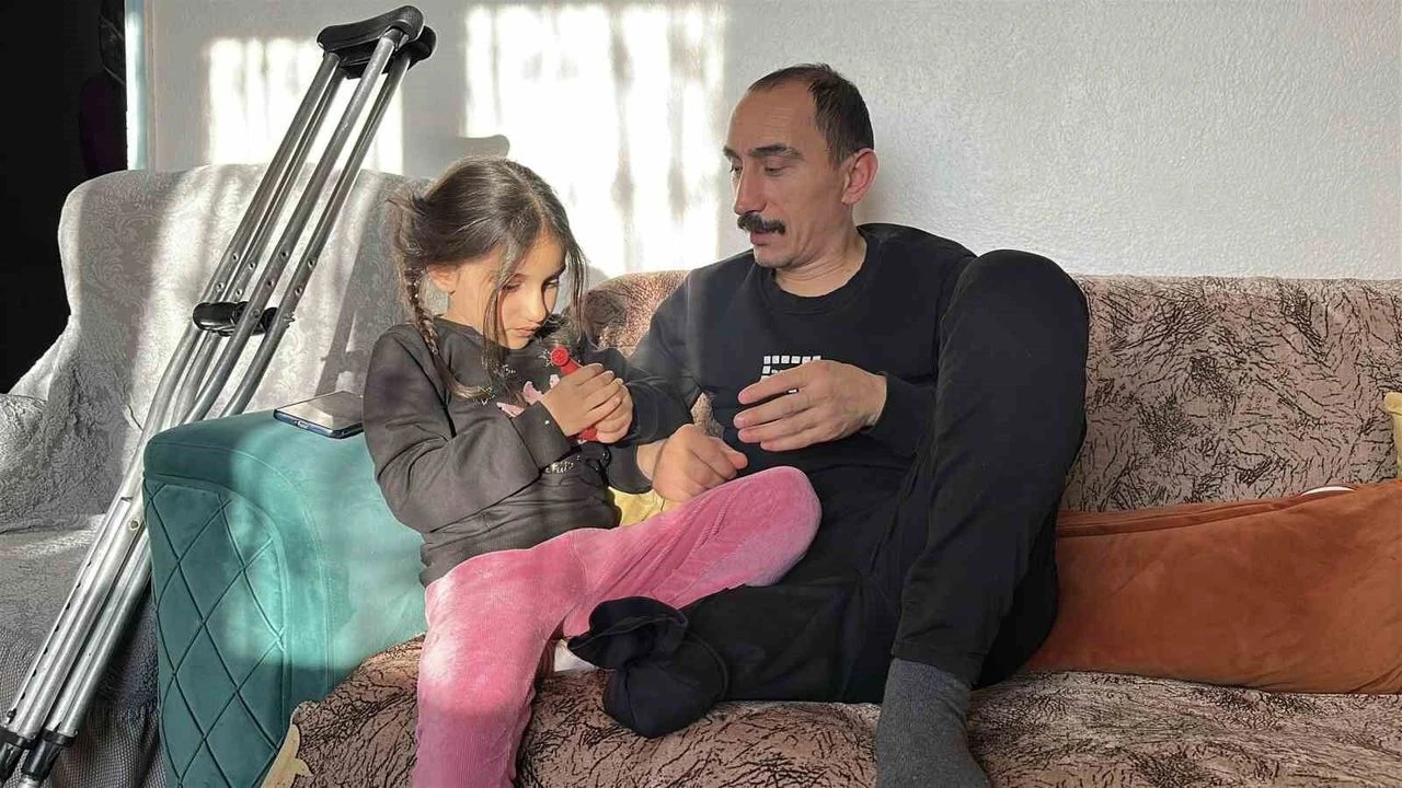 Capa Makinesi Kaptirdigi Bacagini Kaybeden Babanin En Buyuk Istegi Kiziyla Birlikte Gezebilmek