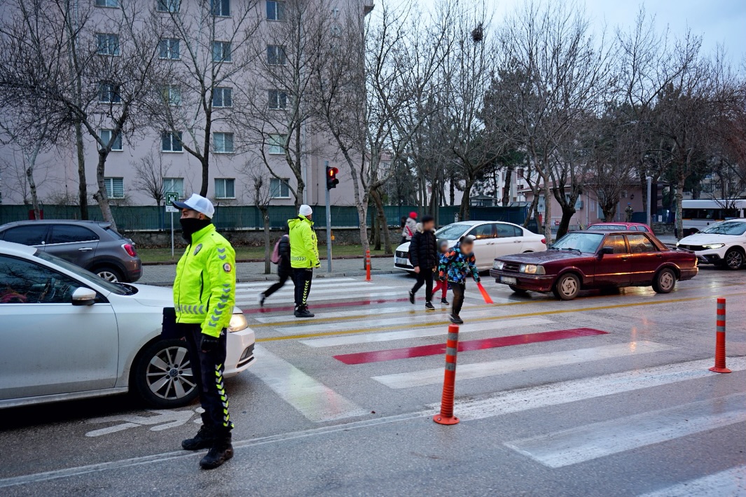 🚔 Okul Önleri̇ Ve Asayi̇ş Uygulamasi 🚔📷 İl Merkezi, Atabey, Senirkent 📅 03.02.2026 Günü Il Mer