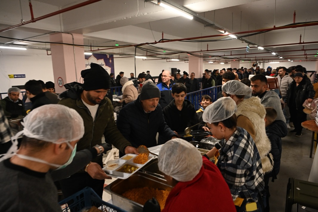 Ramazan Ayının Ilk Iftarında Aynı Sofranın Etrafında Buluşan Kıymetli Hemşehrilerimizle Gönül Bi (3)