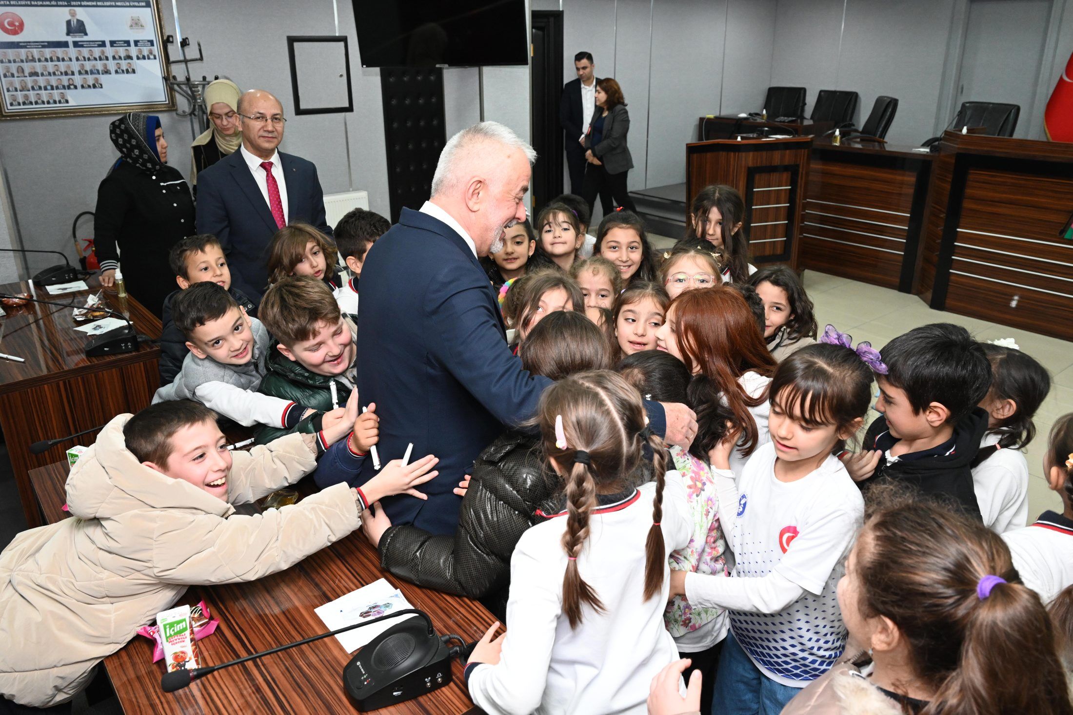 03 03 2026 Yilmaz Sener Ilkokulu 2E Sinifi Baskana Ziyaret (2)