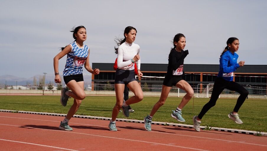 🏃 ♀️ Anali̇g Yolunda Kıyasıya Yarış Atletizm Anadolu Yıldızlar Ligi (Anali̇g) Kros Ve Bayrak Yarı