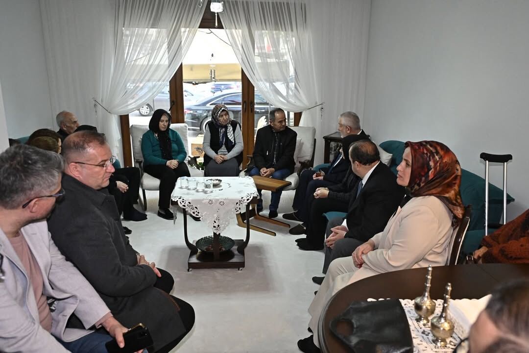 Eşim Şadiye Hanımefendi Ve Belediye Başkan Yardımcılarımızla Birlikte Katar – Türk Birleşik Müşt (2)