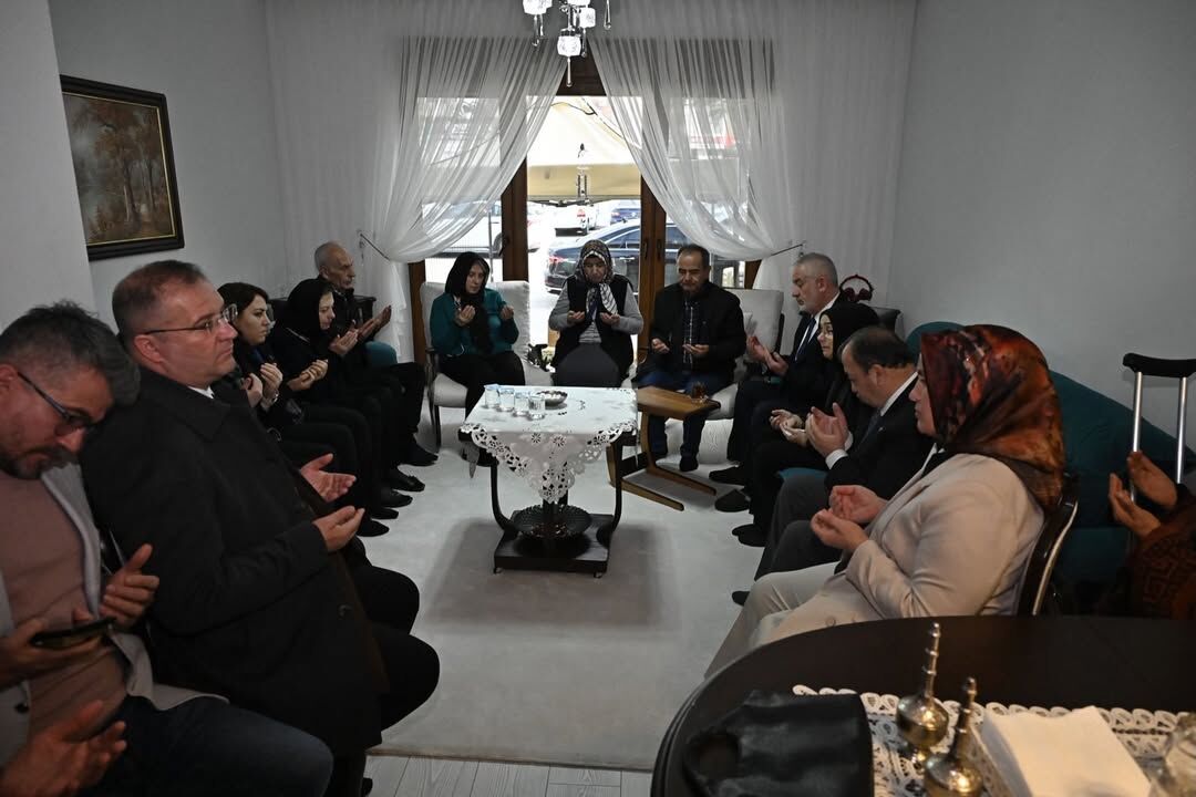 Eşim Şadiye Hanımefendi Ve Belediye Başkan Yardımcılarımızla Birlikte Katar – Türk Birleşik Müşt (3)