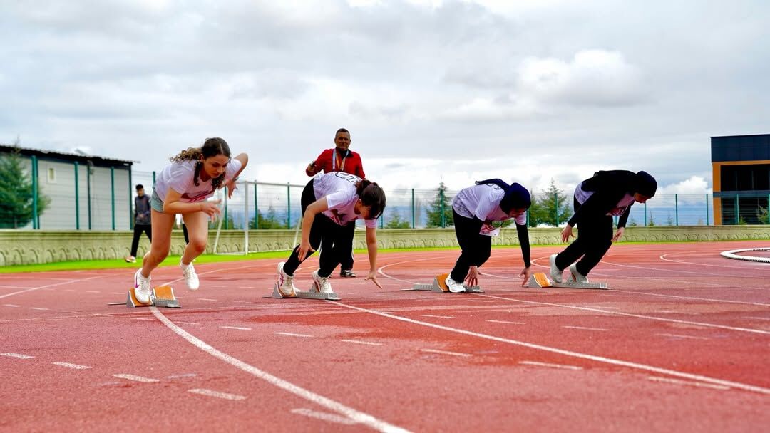 🏃 ♂️ Okul Sporları Gençler A B Atletizm İl Birinciliği Tamamlandısav Atletizm Pisti’nde Gerçekl (4)