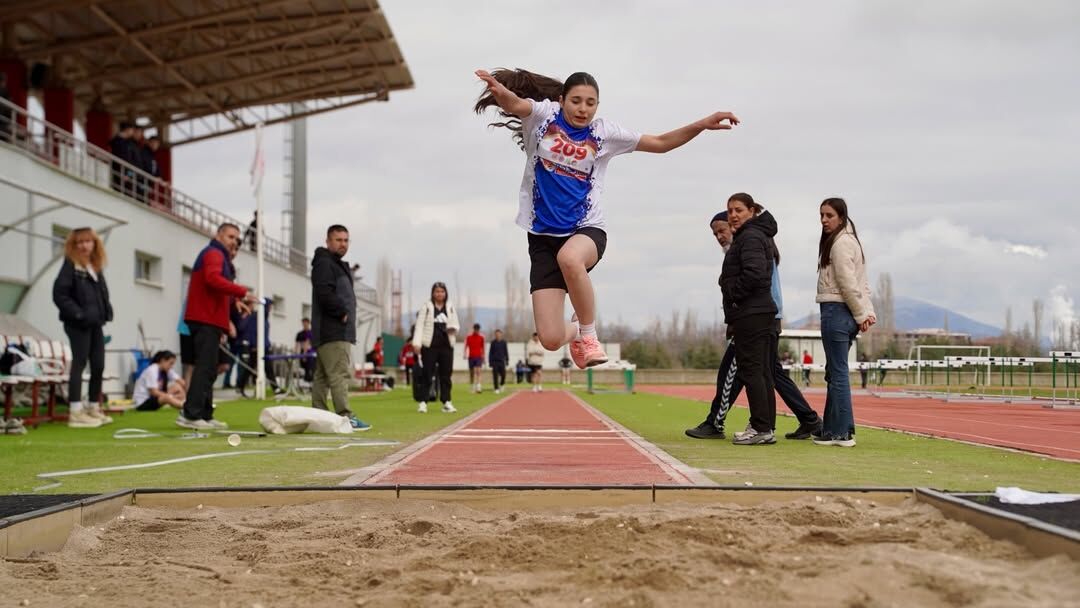 🏃 ♂️ Okul Sporları Gençler A B Atletizm İl Birinciliği Tamamlandısav Atletizm Pisti’nde Gerçekl (6)
