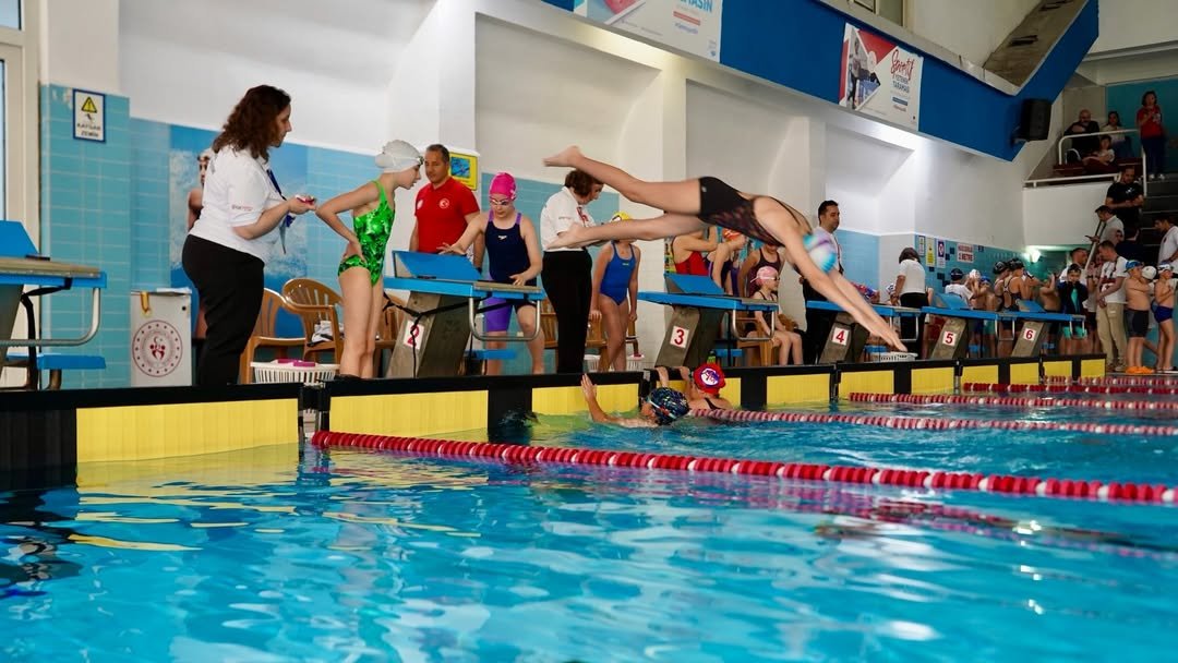🏊 ♂️🇹🇷 23 Nisan Minikler A Yüzme Şenliği Coşkuyla Sona Erdi23 Nisan Coşkusunun Hâkim Olduğu T (10)