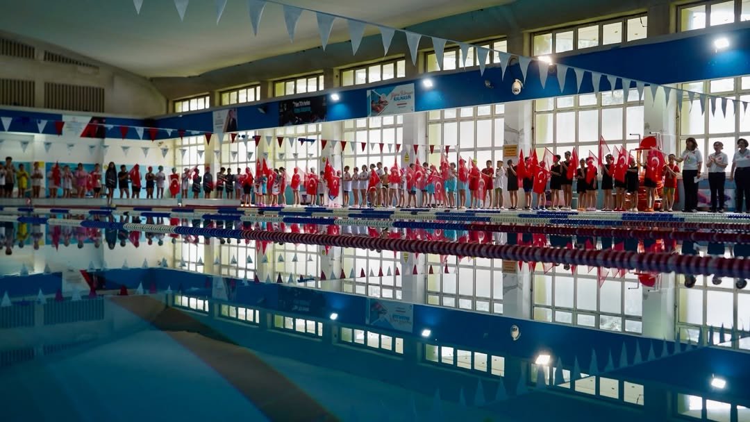 🏊 ♂️🇹🇷 23 Nisan Minikler A Yüzme Şenliği Coşkuyla Sona Erdi23 Nisan Coşkusunun Hâkim Olduğu T