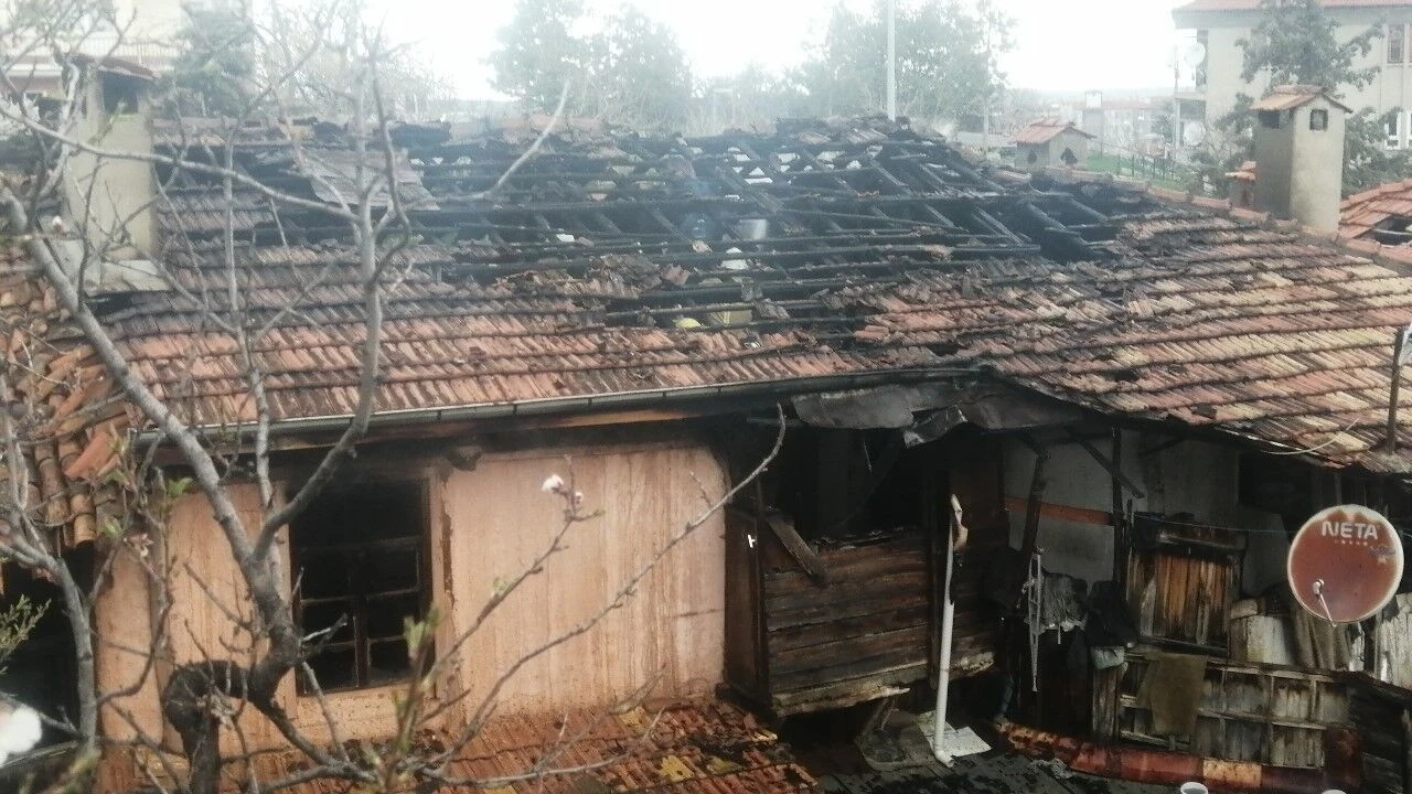 Ispartada Iki Katli Ev Alevlere Teslim Oldu