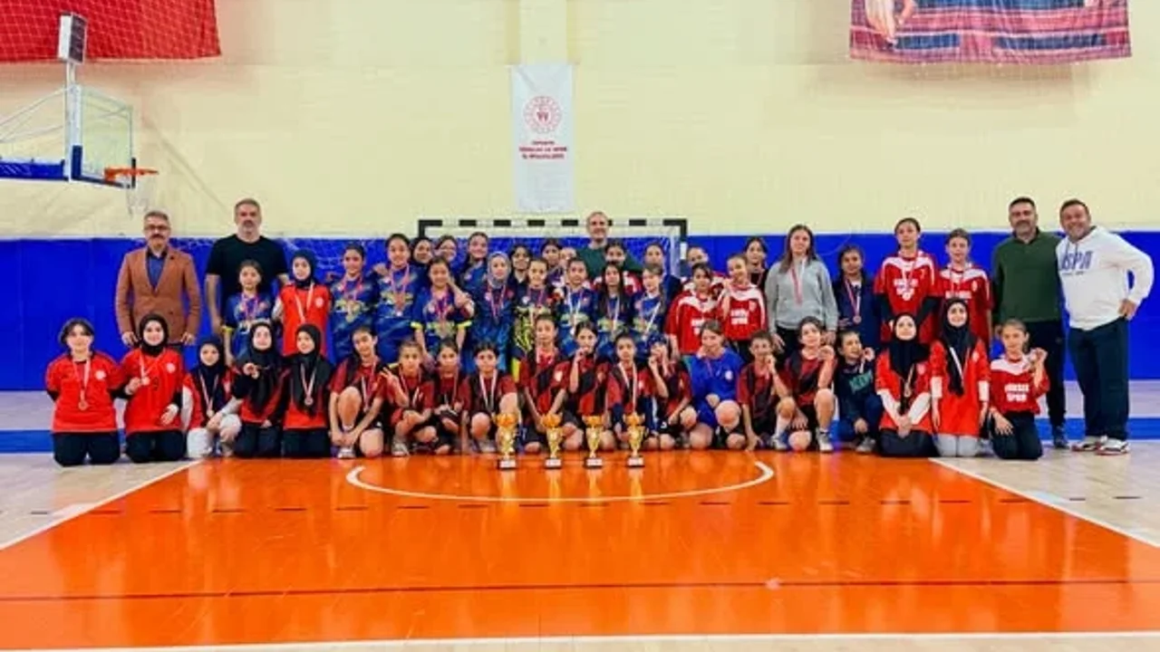Isparta Okul Sporlari Kucuk Kizlar Futsal Finali Tamamlandi 3