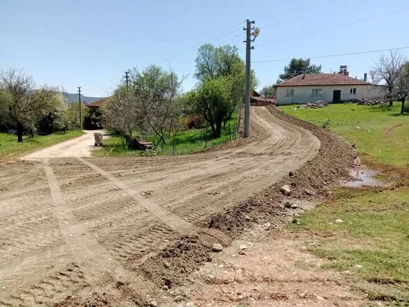 Ispartada Koy Yollarinda Yogun Mesai Bakim Ve Kumlama Calismalari Suruyor 3