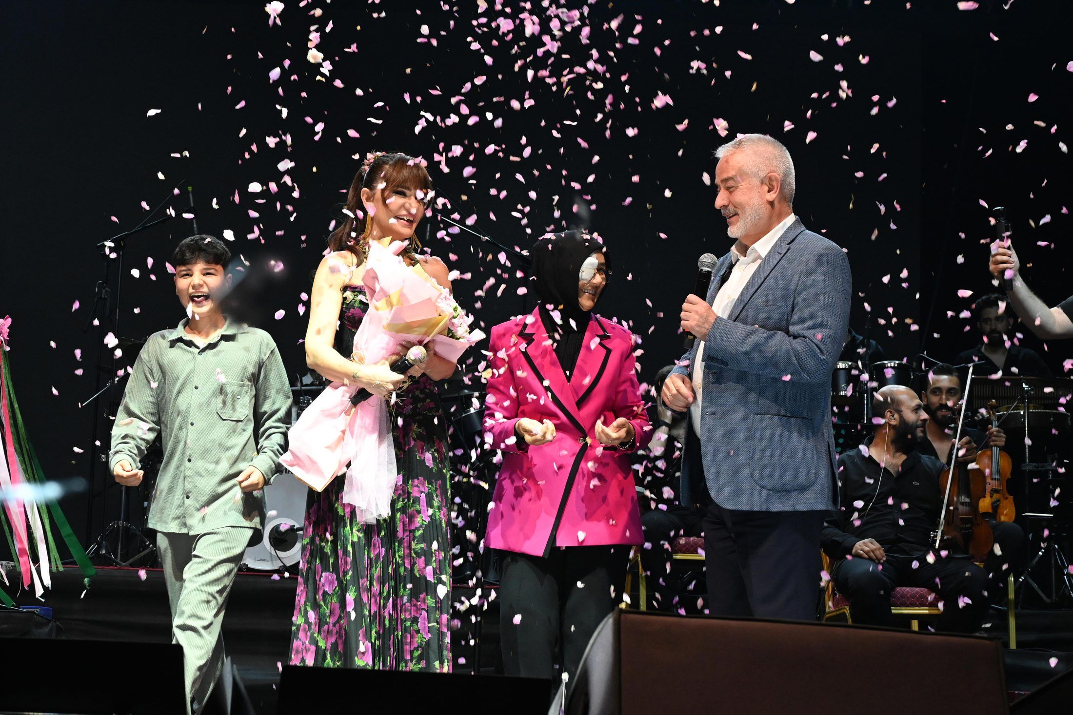 08 06 2026 Gul Festivali Final Derya Bedavaci Ugur Onur Konser (3)