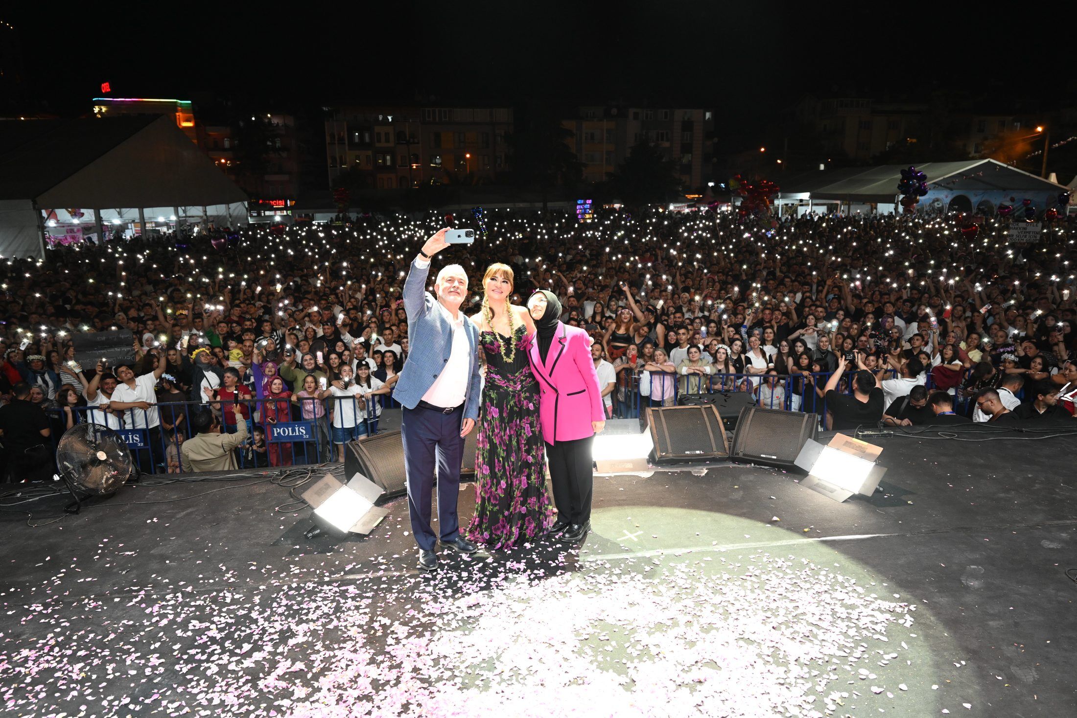 08 06 2026 Gul Festivali Final Derya Bedavaci Ugur Onur Konser (4)