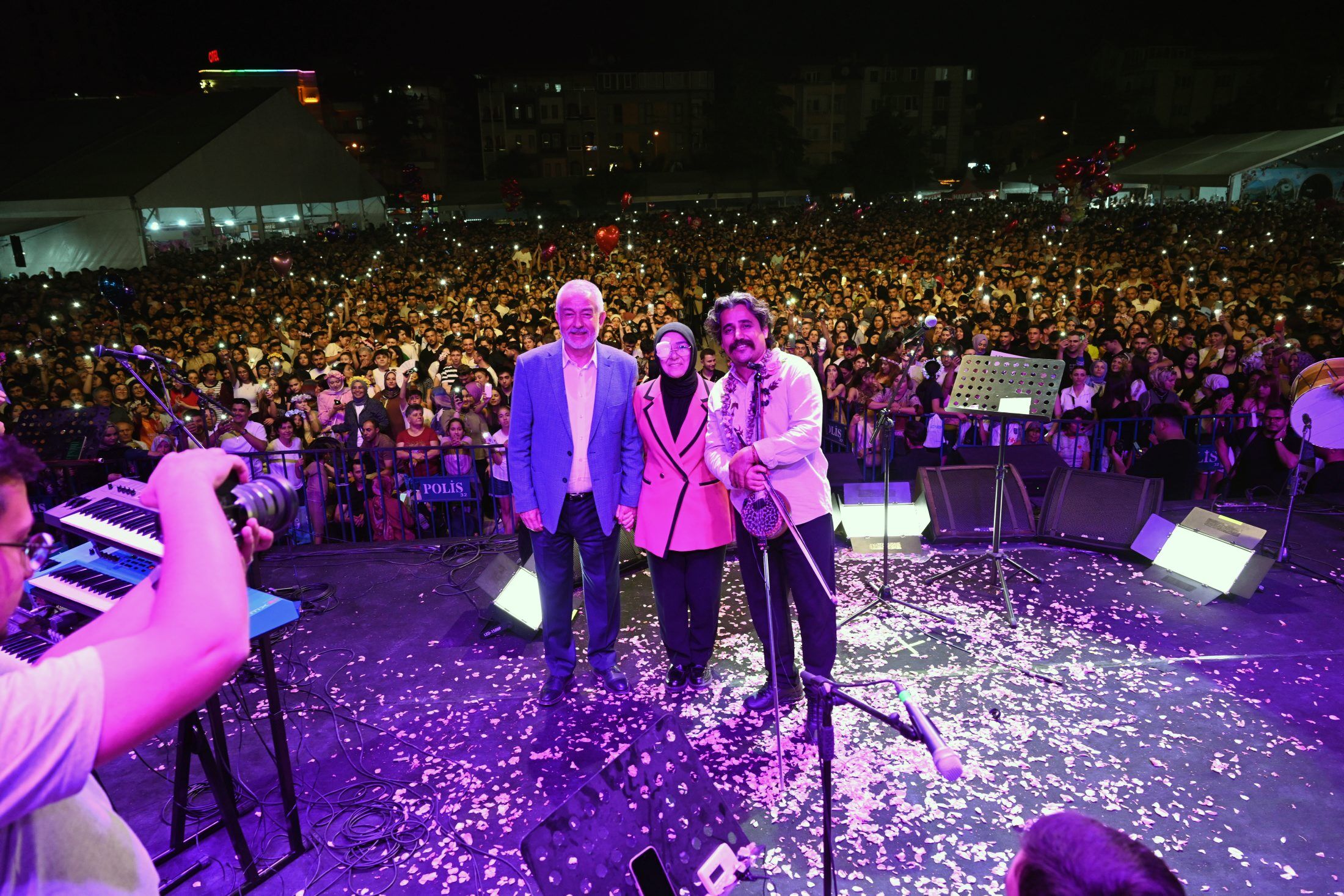 08 06 2026 Gul Festivali Final Derya Bedavaci Ugur Onur Konser (8)