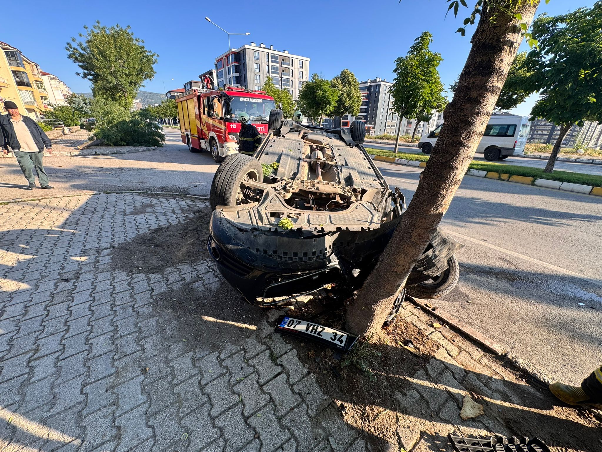Batıkent Kaza Agac A Carpti (1)