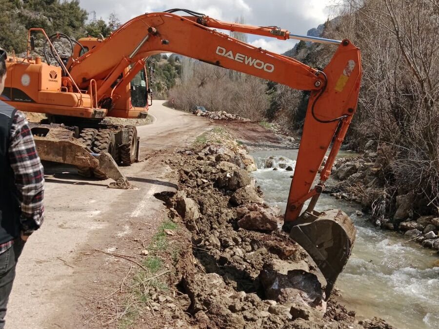 Isparta İl Özel İdaresi Ekiplerimiz Tarafından Vatandaşlarımızın Güvenli Ulaşımını Sağlamak Amac (1)