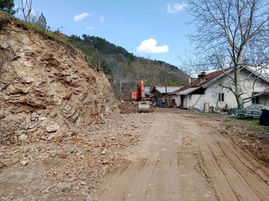 Isparta İl Özel İdaresi Ekiplerimiz Tarafından Vatandaşlarımızın Güvenli Ulaşımını Sağlamak Amac (3)