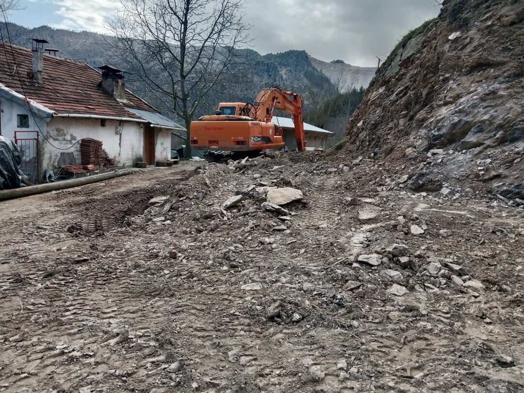 Isparta İl Özel İdaresi Ekiplerimiz Tarafından Vatandaşlarımızın Güvenli Ulaşımını Sağlamak Amac (4)