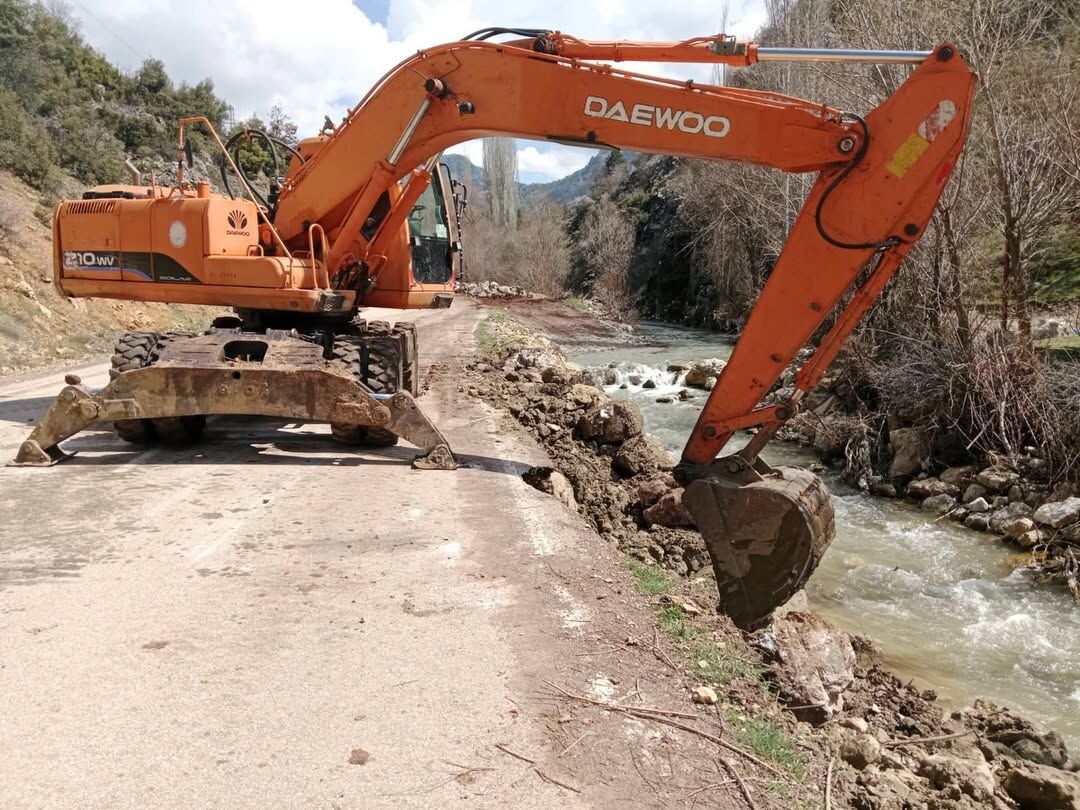 Isparta İl Özel İdaresi Ekiplerimiz Tarafından Vatandaşlarımızın Güvenli Ulaşımını Sağlamak Amac (5)