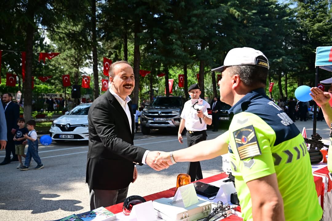 Milletimizin Huzur Ve Güvenliği, Devletimizin Bekası Için Gece Gündüz Demeden Fedakârca Görev Ya (2)