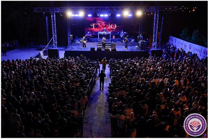 Festivalimiz Büyük Coşku Ile Devam Ediyor. 3. Günümüzde Sahne Alan Eypio Ile Tüm Vatandaşlarımız