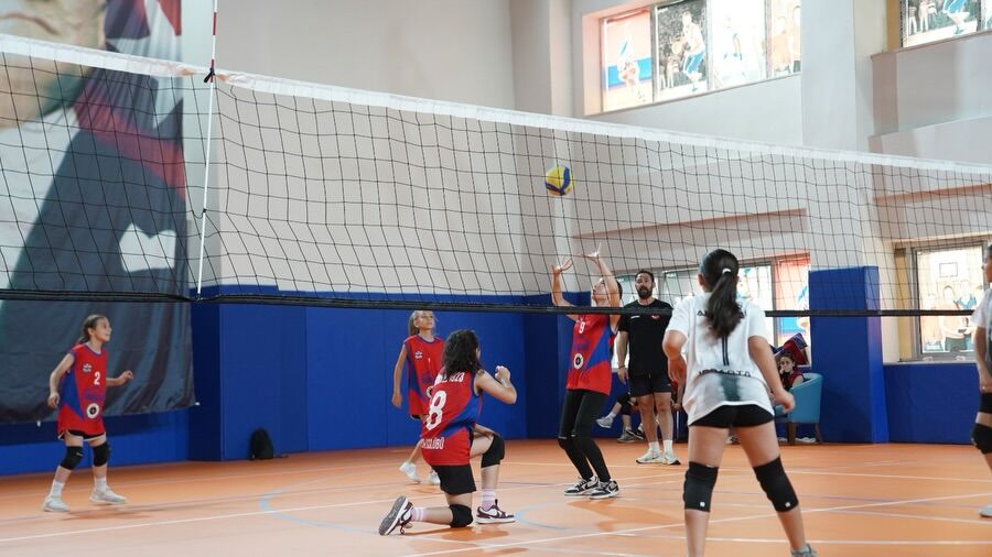 🏐 Filede Heyecan Başladı 🌟Voleybol Kulüplerarası Mini Voleybol Müsabakaları, Çok Amaçlı Spor S (2)
