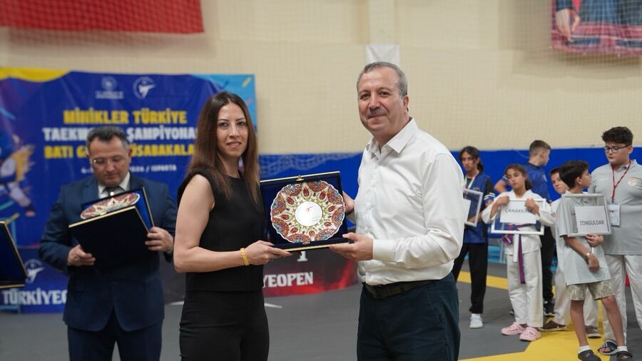 🥋 Minikler Taekwondo Şampiyonası’nda Görkemli Seremoni 🌟İlimizin Ev Sahipliğinde Düzenlenen Mi (1)