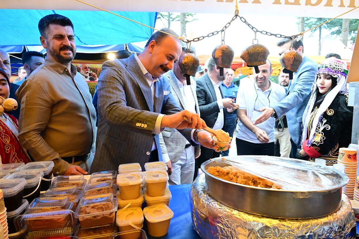 Şarkikaraağaç Ilçemizde Düzenlenen Geleneksel Kızıldağ Helva Bayramı Kültür Ve Sanat Festivalin (4)