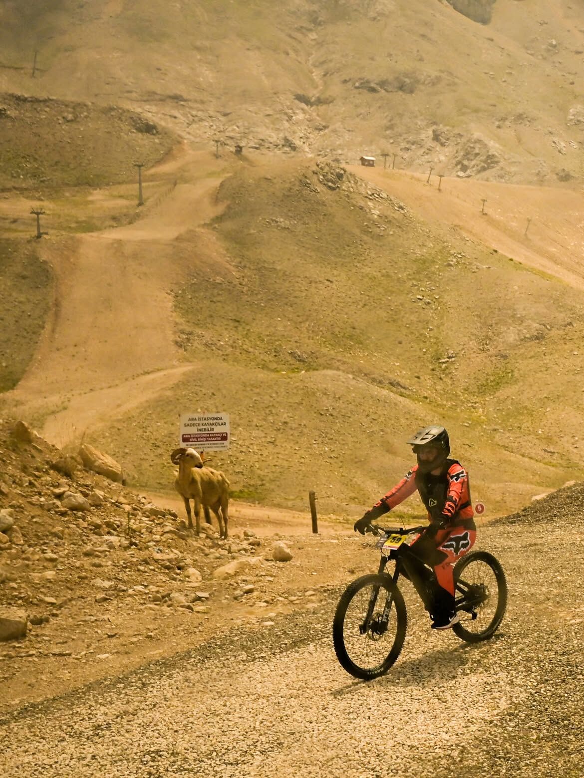 Zirvede Toz Duman, Sınırsız Adrenalin Davraz’da Enduro Heyecanı!Davraz Dağı’nın Zorlu Patikalar (3)