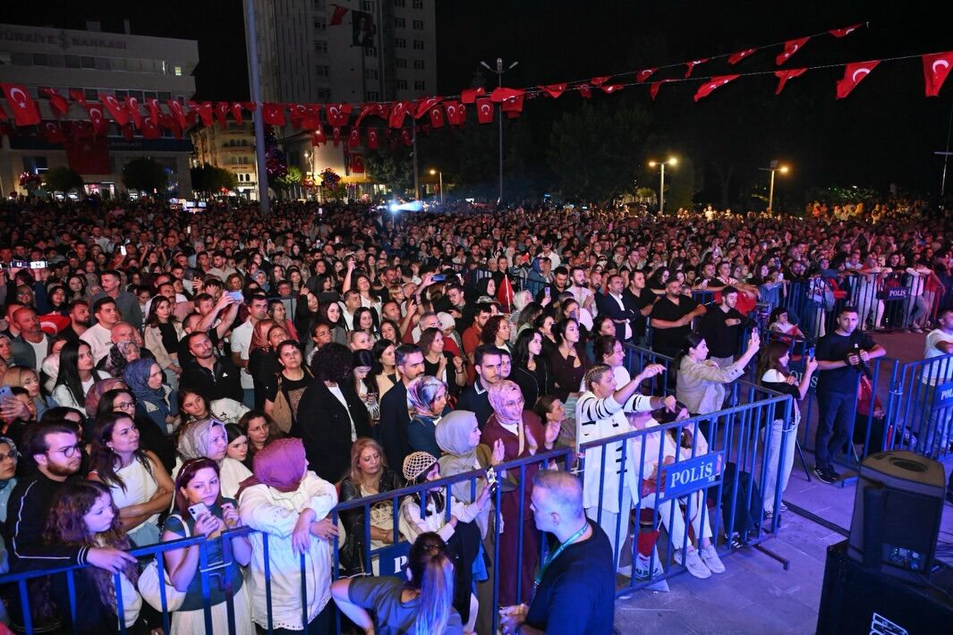 30 Ağustos Zafer Bayramı’nın Gururunu, 15 Temmuz Cumhuriyet Ve Demokrasi Meydanımızı Dolduran Bi (3)