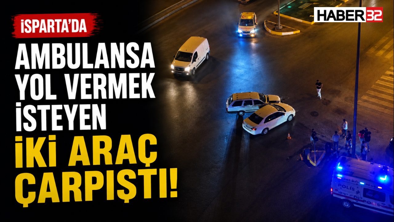 Ambulansa Yol Vermek İsteyen İki Araç Çarpıştılar!