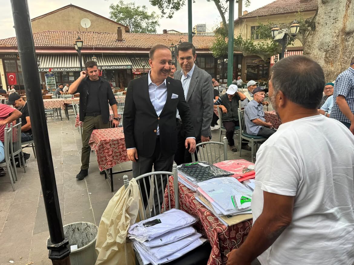 Yalvaç’ımızın Tarihi Çınaraltı’nda Çok Kıymetli Hemşehrilerimizle Bir Araya Gelerek Samimi Bir S (2)